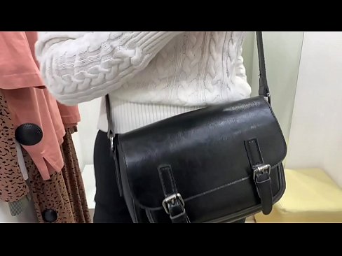 ❤️ Masturbasi publik dari jalang muda FeralBerry dengan dildo di kamar pas Porno pada kami ️❤